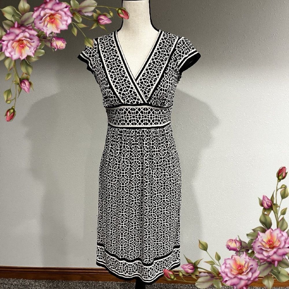 Short sleeve knee‎ length geometric print dress with attached belt